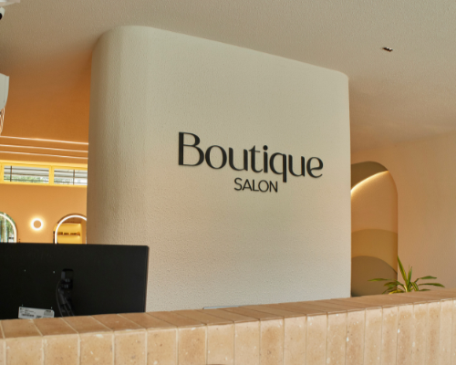 ambiente interno do Boutique Salon no Centro de Brusque durante atendimento